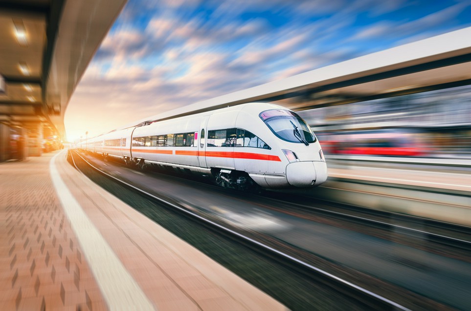 Schnellzug fährt durch Bahnhof