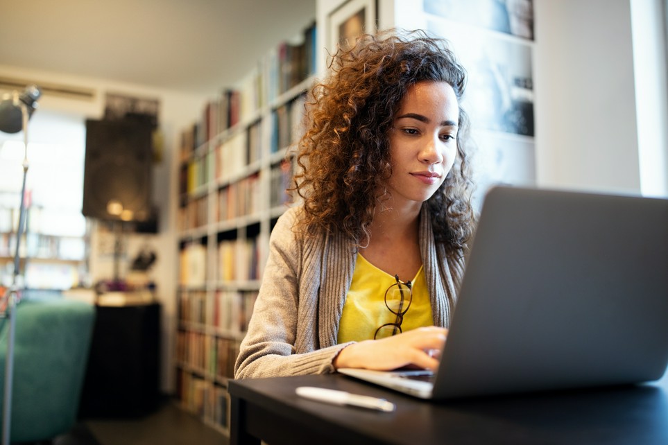 Eine Studentin kann ihren Laptop absetzen – als Werbungskosten oder eventuell als Verlustvortrag.