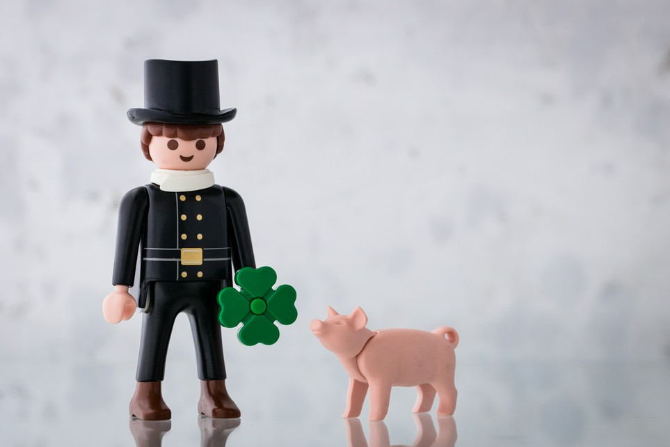 Ein Playmobil-Schornsteinfeger mit Kleebatt und Glücksschwein: Nebenkosten von der Steuer absetzen.